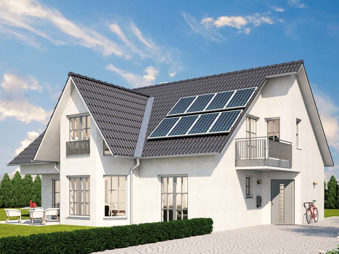 Casa grande blanca con paneles solares instalados en el techo